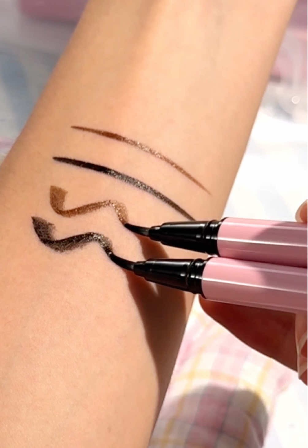 อายไลเนอร์ดำ-น้ำตาล ลื่นปื๊ด~ เขียนง่าย วาดเส้นสวยปัง! #pinkflash #pinkflashth #Eyeliner #browneyeliner #beginnereyeliner #BeautyTok