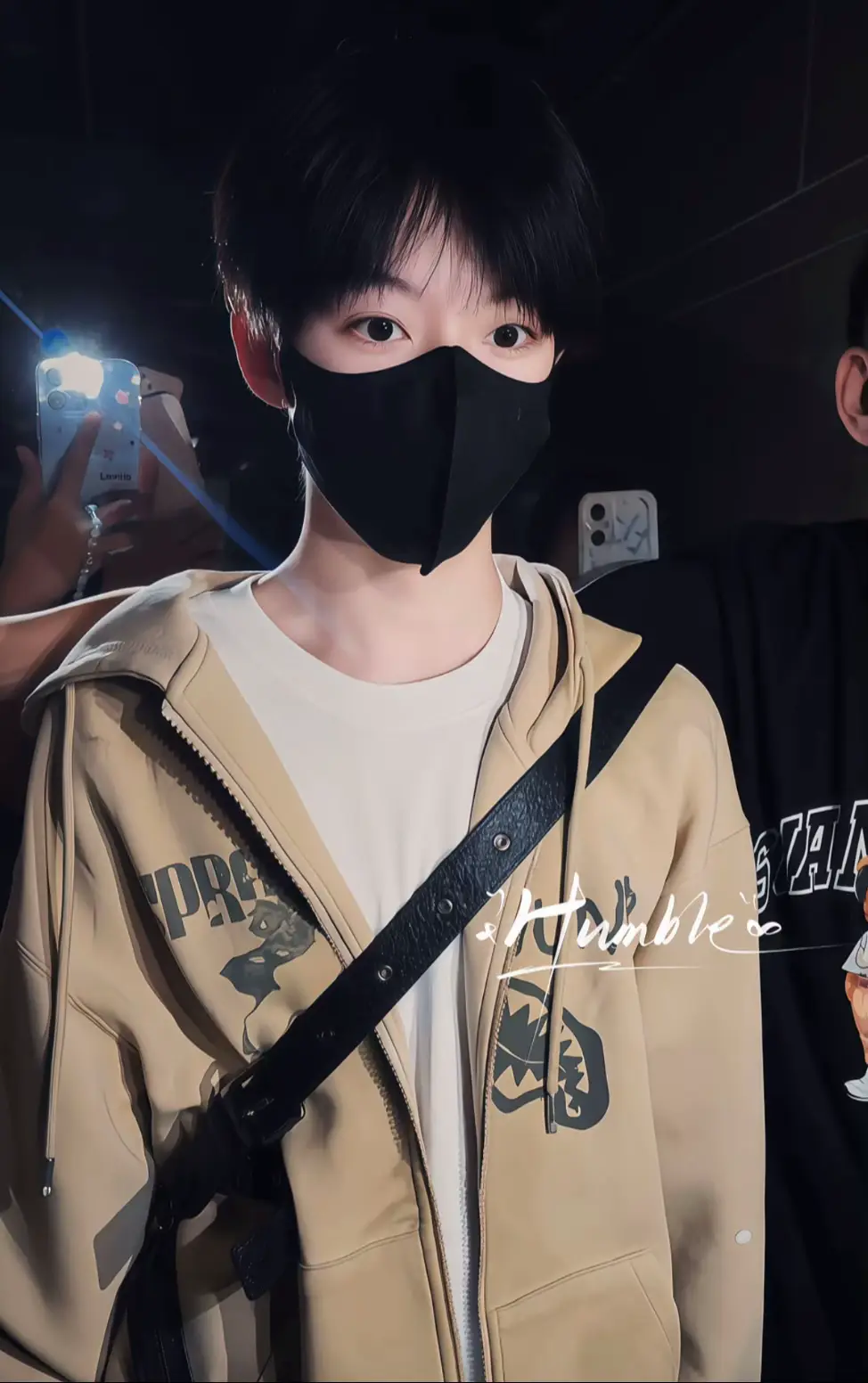 Nhìn thấy cái gì vậy, mà mắt tròn xoe to thế.#yangbowen #杨博文 #chew 