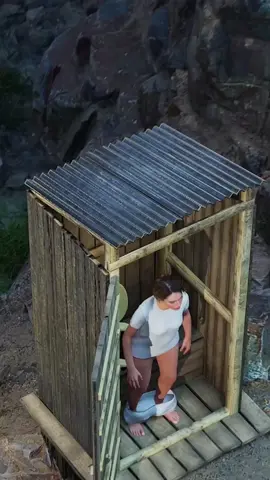 The bear hiding under a toilet… only in America 😨🧻🐻 #OnlyInAmerica #USAWildlife #AmericanBearTales #zackdfilms #mediwarUS 
