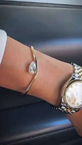 More than a bracelet, this 14k gold cuff is a story told in curves and light, where the fluidity of gold meets the brilliance of a 2 ct pear diamond. A jewel for the one who carries romance and refinement in every gesture✨ 💎Available in natural or lab diamond.  #FineJewelry #HighJewelry #LuxuryJewelry #JewelryDesign #labdiamond   