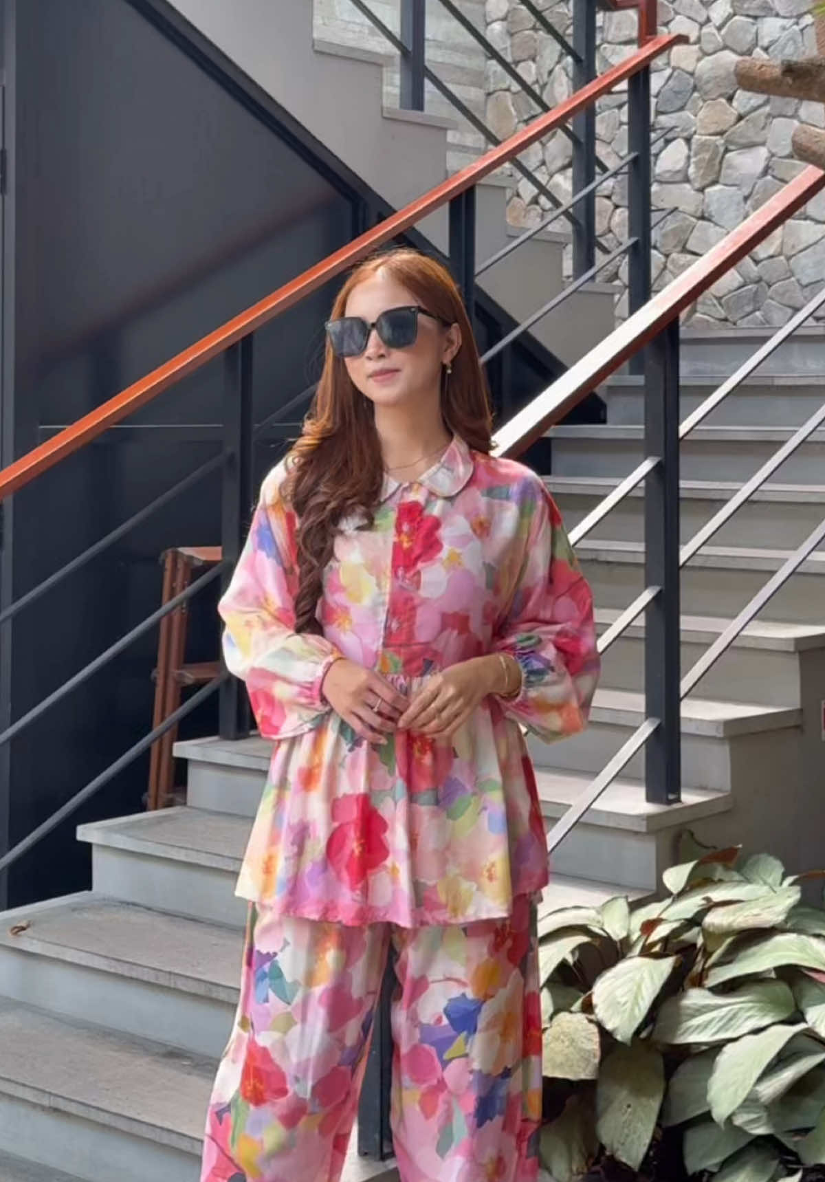 Less effort, more style. Rafela One Set terbuat dari rayon premium dengan tekstur lembut dan jatuh sempurna. Cocok untuk kamu yang suka tampil bersih, rapi, dan elegan