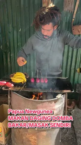 Papua Nugini (PNG) bukan negara produsen utama daging domba di dunia, tetapi memiliki potensi peternakan lokal, terutama di dataran tinggi yang lebih sejuk seperti di daerah Highlands (misalnya Western Highlands, Eastern Highlands, dan Simbu). Di wilayah ini, peternakan skala kecil dan keluarga cukup umum. Jenis domba yang diternakkan di PNG biasanya adalah domba berbulu pendek atau domba tropis yang tahan terhadap iklim panas dan lembap. Beberapa jenis yang dibudidayakan  Daging domba PNG umumnya memiliki rasa yang khas, lebih alami karena sebagian besar domba dipelihara secara tradisional (diberi makan rumput alami, tidak terlalu banyak pakan pabrikan. Tektur Bisa sedikit lebih alot dibanding domba muda impor, tergantung usia dan jenisnya Kandungan lemak: Biasanya lebih rendah dibanding domba dari peternakan industri. Daging domba di PNG lebih banyak dikonsumsi secara lokal, khususnya saat perayaan atau acara adat ,Belum menjadi produk ekspor utama karena skalanya masih kecil. #sheep #domba #png @Adama Daida 🇳🇱🇳🇱 