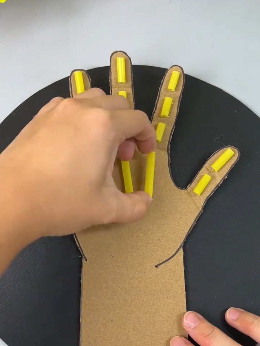 Don't throw away the package after unpacking it. Teach you to make a mechanical arm with cardboard and play with it. Understand its control principle while playing. Children like it very much #Parent-childcraft #Creativecraft #Turn waste into treasure #Homemadetoys #Primary 