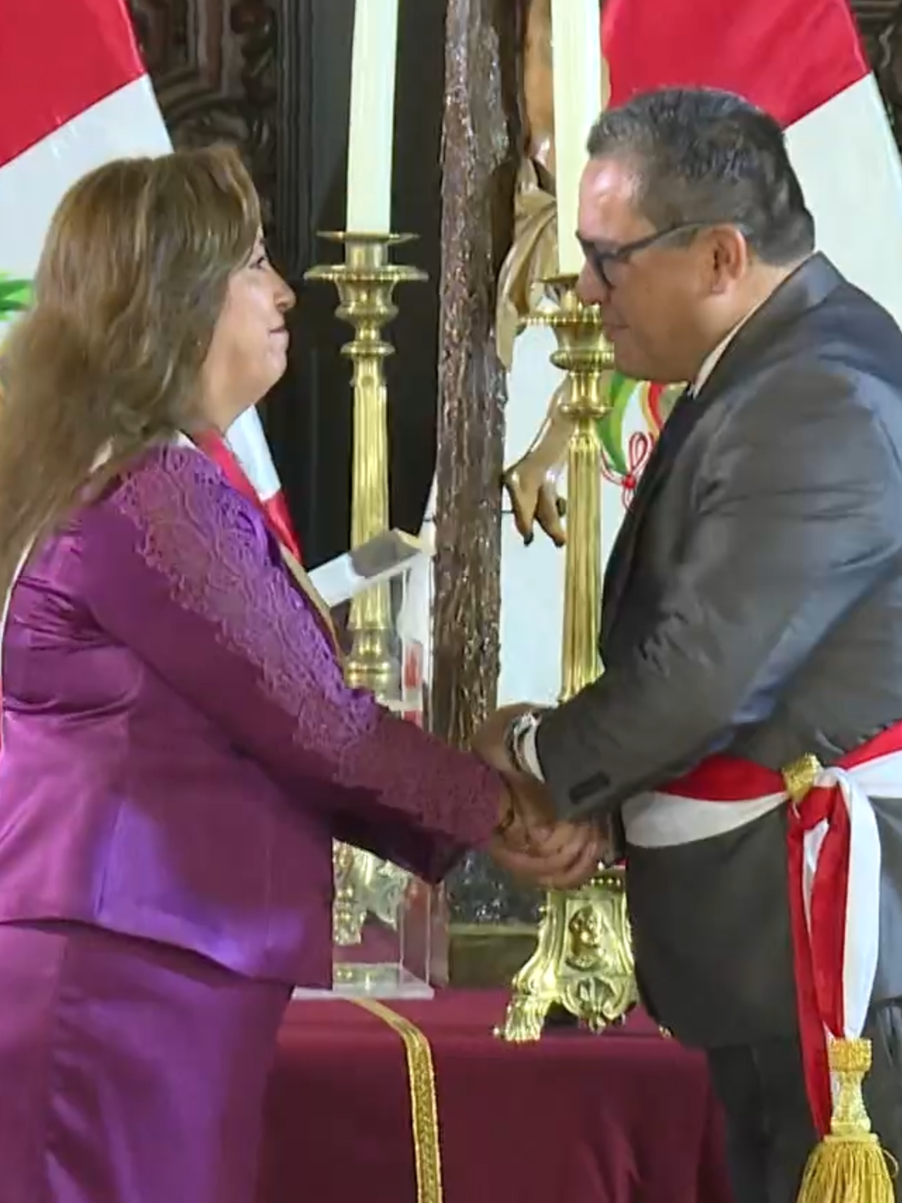 #CuartoPoder Con carpetas fiscales en curso y un impedimento de salida, Santiváñez volvió a Palacio como ministro de Justicia. Ahora, el Congreso deberá decidir si le levanta la inmunidad [Mira el programa completo y 100% GRATIS -Solo Perú- en tvGO] [Link en la BIO ↑]
