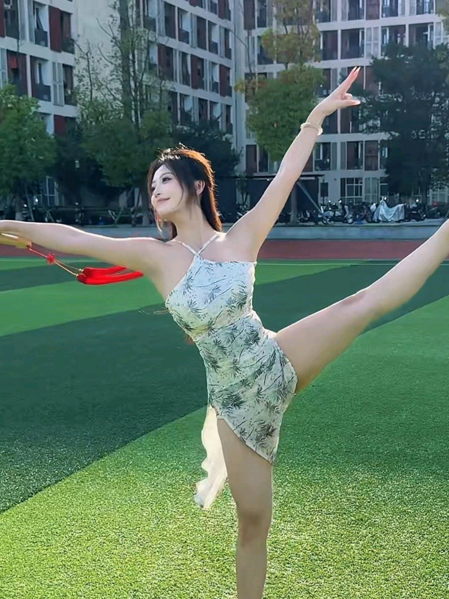 “满堂花醉三千客，一剑霜寒十四洲” #宛庭 #东方美学 #剑舞 #旗袍 #校园