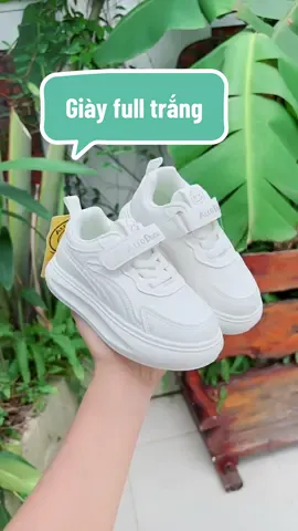 Màu trắng có làm bé yêu say đắm. Em đủ size cho bé từ 27 đến 38 ạ ! ##giaybegai##giaybetrai