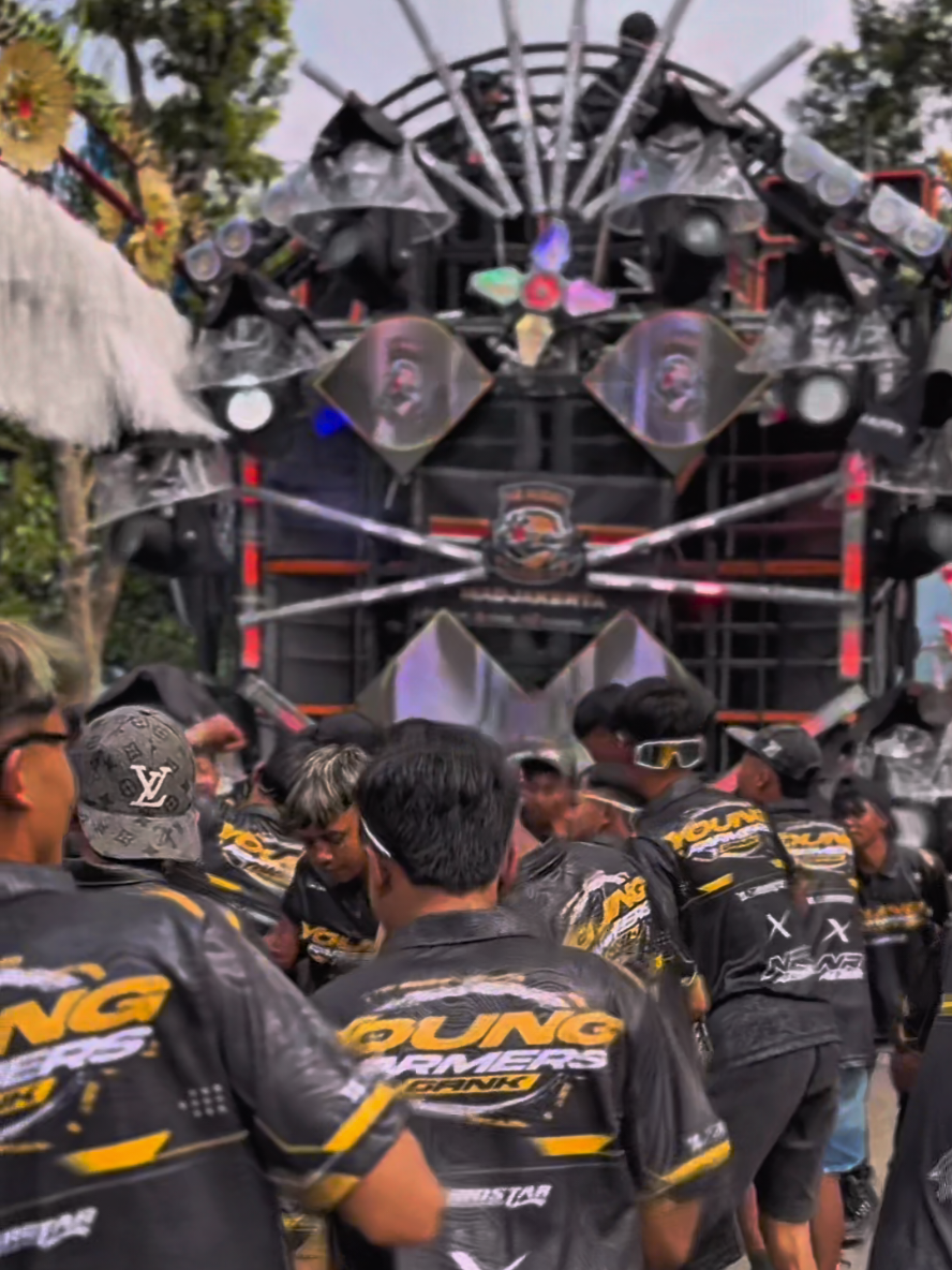 See you nextime Young Farmers Gank 🤝🤗... 📷 : @frendytanoardiansyah  🔦 : @joemen.entertainment #madiredo #soundkarnavalindonesia #pujon #nraudio #karnavalsoundsystem 