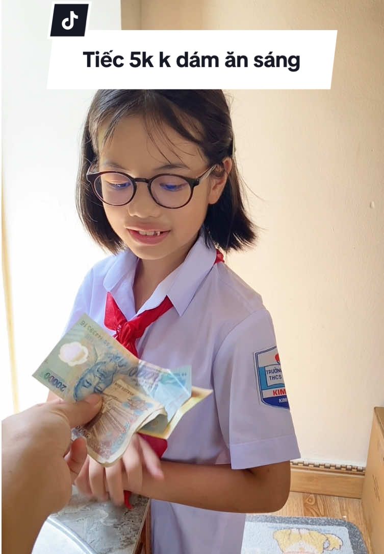 Mẹ con cho tiền ăn sáng dần , mẹ con k được mua linh tinh đâu nhé . Bố men Kiếm ra đồng tiền nó vất vả lắm đấy , nên phải biết tiết kiệm ,thương bố ,thương mẹ . Chứ k phải cứ hở ra là cầm tiền đi ăn quà với mua linh tinh được #kimthoabui01 #conlathaomy 