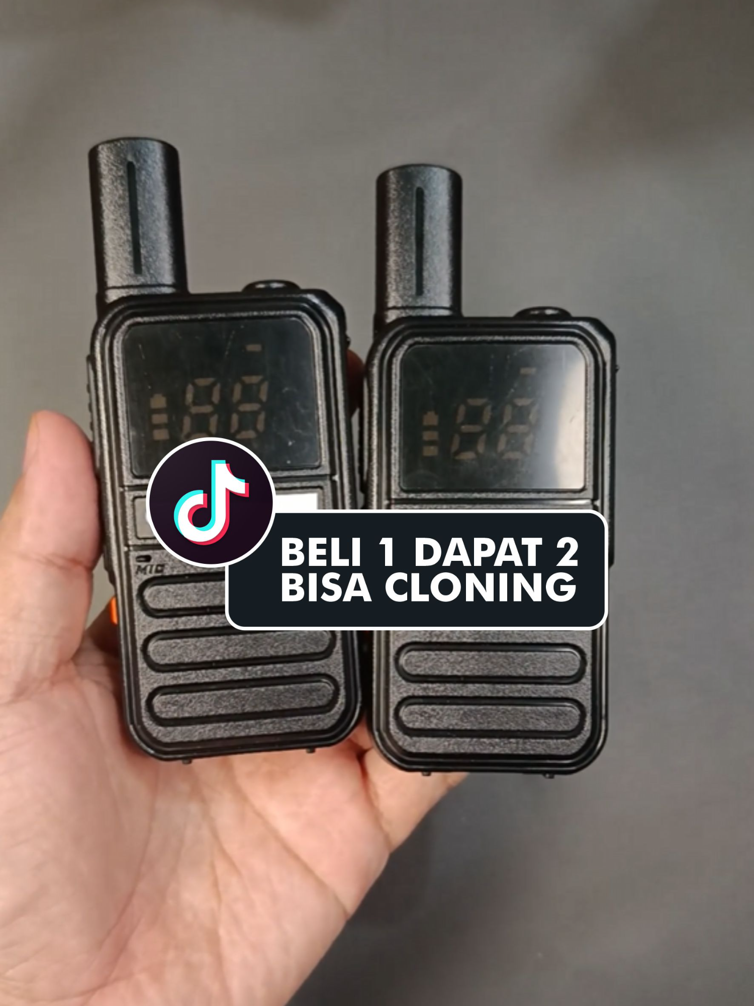 HT T82 Walkie Talkie Beli 1 Dapat 2 Single Band UHF 16 Channel Bisa Cloning Frekuensi #htt62 #walkietalkie #handytalkiemurah #radiokomunikasi #htjarakjauh #radiowalkietalkie #htradio #radiojarakjauh #handytalky #htsepasangmurah #htcloningfrekuensi #rekomendasiht #promoguncang99 #hargacuan #wibgajian #gajiansale