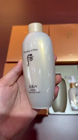 ✅✅ 🌸 SỮA RỬA MẶT WHOO ESSENTIAL FOAM CLEANSER SPECIAL SET 🌸 💎 Bộ đôi làm sạch da cao cấp đến từ thương hiệu The History of Whoo – bí quyết gìn giữ làn da mịn màng, tươi trẻ của Hoàng cung Hàn Quốc. ✨ Công dụng nổi bật: ✔ Làm sạch sâu, loại bỏ bụi bẩn, bã nhờn nhưng vẫn giữ độ ẩm tự nhiên cho da. ✔ Hỗ trợ làm sáng da, se khít lỗ chân lông, ngăn ngừa lão hóa. ✔ Kết cấu bọt mịn, dịu nhẹ, phù hợp cho mọi loại da. 🎁 Set gồm:  • 1 tuýp sữa rửa mặt lớn (200ml)  • 1 tuýp mini tiện lợi (40ml) 👉 Ưu điểm:  • Thiết kế sang trọng, hộp đỏ hoàng cung đẳng cấp – thích hợp làm quà tặng.  • Dùng hằng ngày giúp da luôn tươi sáng, căng mịn và sạch khỏe. 🌹 Lựa chọn hoàn hảo cho phái đẹp yêu thích sự tinh tế và chăm sóc da chuẩn Hàn Quốc. 📩 Liên hệ ngay để đặt hàng – số lượng có hạn! Iu