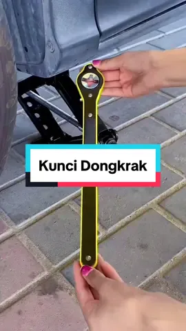 Mudah dongkrak ban mobilmu 🔧🚗 #AlatMobil #DongkrakMudah #KunciPas  