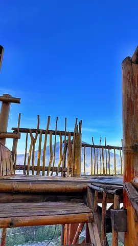 Buat yang mau liburan ke bukittingi,wajib mampir kesini..! Anda bisa menyaksikan lautan awan dengan view  gunung marapi dan singgalang serta hamparan ngarai sianok dan tabiang takuruang..!#fypage #fypngakni #fypminang#sumbar #tabiangbarasok 
