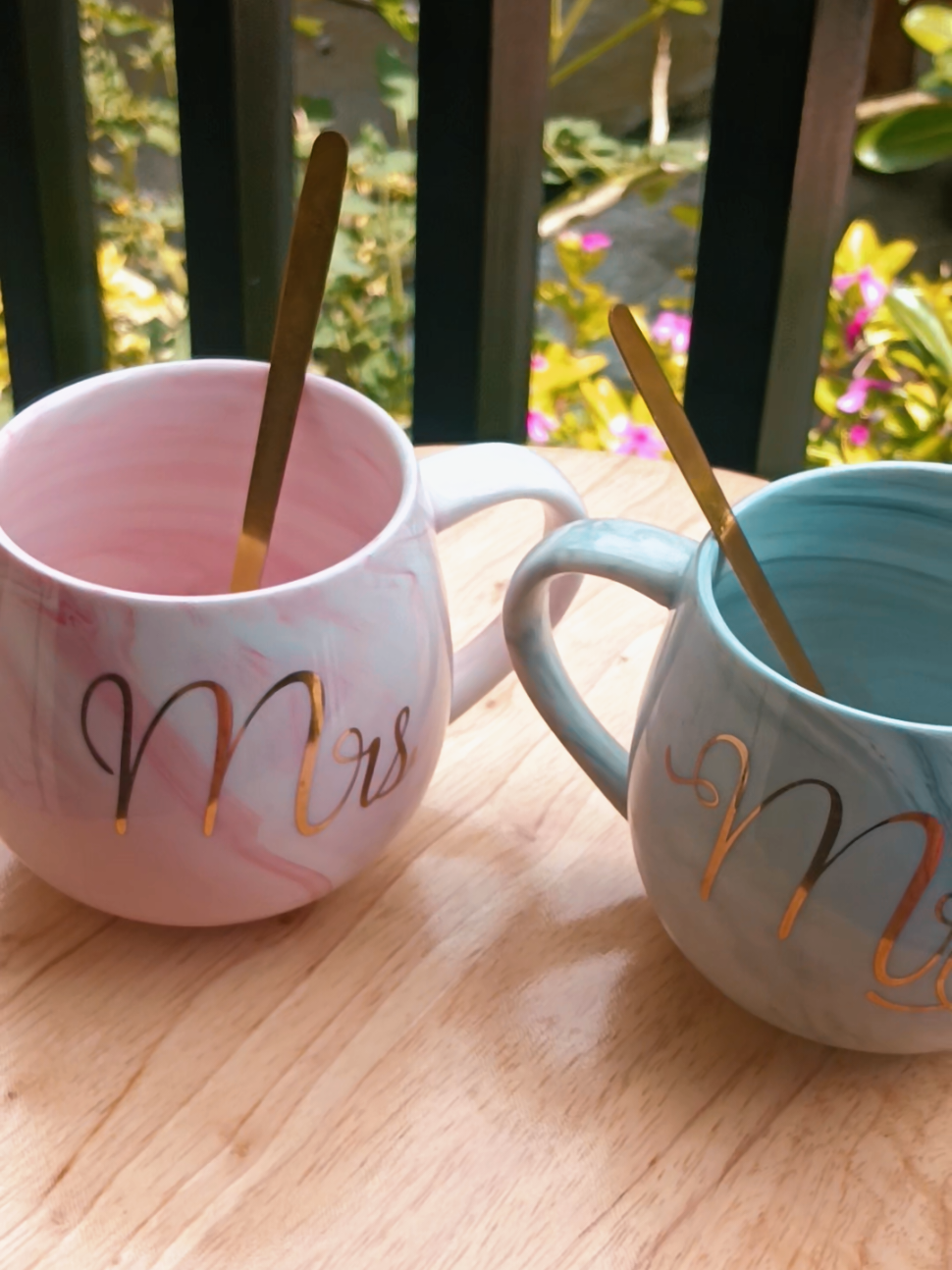 Mr. & Mrs. Mug Gift Set 🫶 comes with box + paper bag – ready to gift 🎁 Best choice for weddings, anniversaries, or souvenirs! #couplemug #couplegift #gift #giftideas #weddinggift 