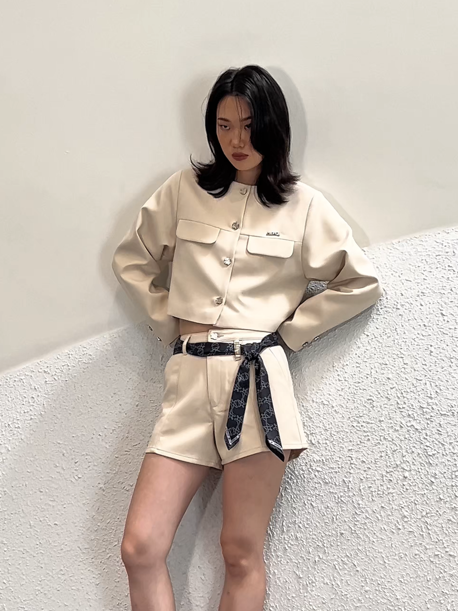 The Avelin Jacket and Belvyn Shorts — the ‘it’ combo for modern-day polish. Merge Avelin Jacket Details : เสื้อแจ็กเก็ตยีนส์แขนยาว ทรงสวย ตกแต่งด้วยกระดุม Freefrom และอะไหล่ MERGE สีเงินบริเวณอก สามารถใส่ได้หลายโอกาส ไม่ว่าจะเป็น Workwear หรือ Casual wear #mMergeAvelinJacket Size : S-XL Color : Black / Cream / Blue Denim Price : 1,990 THB Belvyn Shorts Details : กางเกงขาสั้น มาพร้อมกับเส้นไทด์ตกแต่ง (สามารถถอดได้) แถมไปกับตัวกางเกง มีทั้งหมด 3 สี #mBelvynShorts Size : XS-XL Color : Black / Cream / Blue Denim Price : 1,590 THB 📍Launching on Monday, September 8th at 8 PM  #WewornToPerform #MergeOfficial #MergeFriend