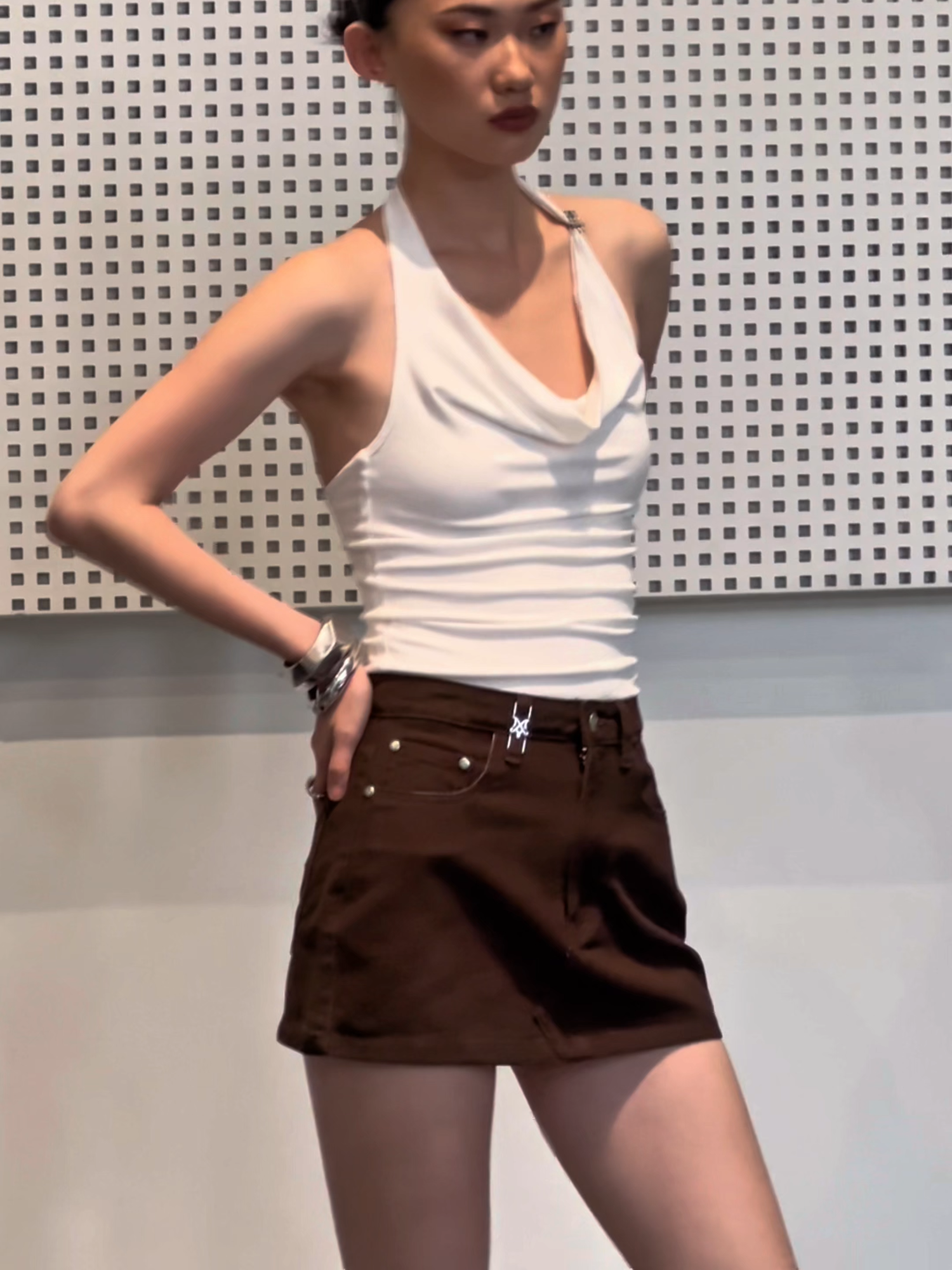 Step out in the Jamila Skirt — high-waist denim for a sleek, confident look and effortless comfort. Jamila Skirt Details : กระโปรงยีนส์เอวสูงทรงสวย ออกแบบมาเพื่อโอบรับทุกสัดส่วนอย่างลงตัว ดีเทล Hardware logo MERGE บริเวณหูเข็มขัด บริเวณกระเป๋าหลังด้านขวาปัก Logo MERGE #mJamilaSkirt Size : XS-3XL Color : White / Indigo / Brown Price : 1,290 - 1,390 THB 📍Launching on Monday, September 8th at 8 PM . #WewornToPerform #MergeOfficial #MergeFriends