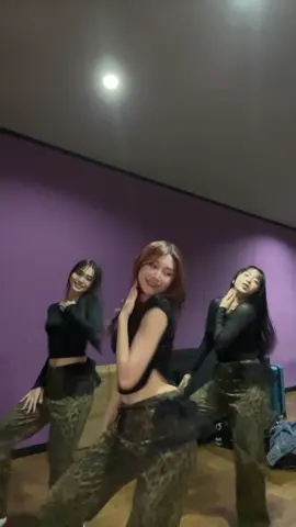 Duh, panas banget penampilan Team Rhythm Jawara Dancing Queen JKT48❗️Siapa nih member jagoan kalian?! 🔥 *** @Jec @Kathrin🌺 @daisy 