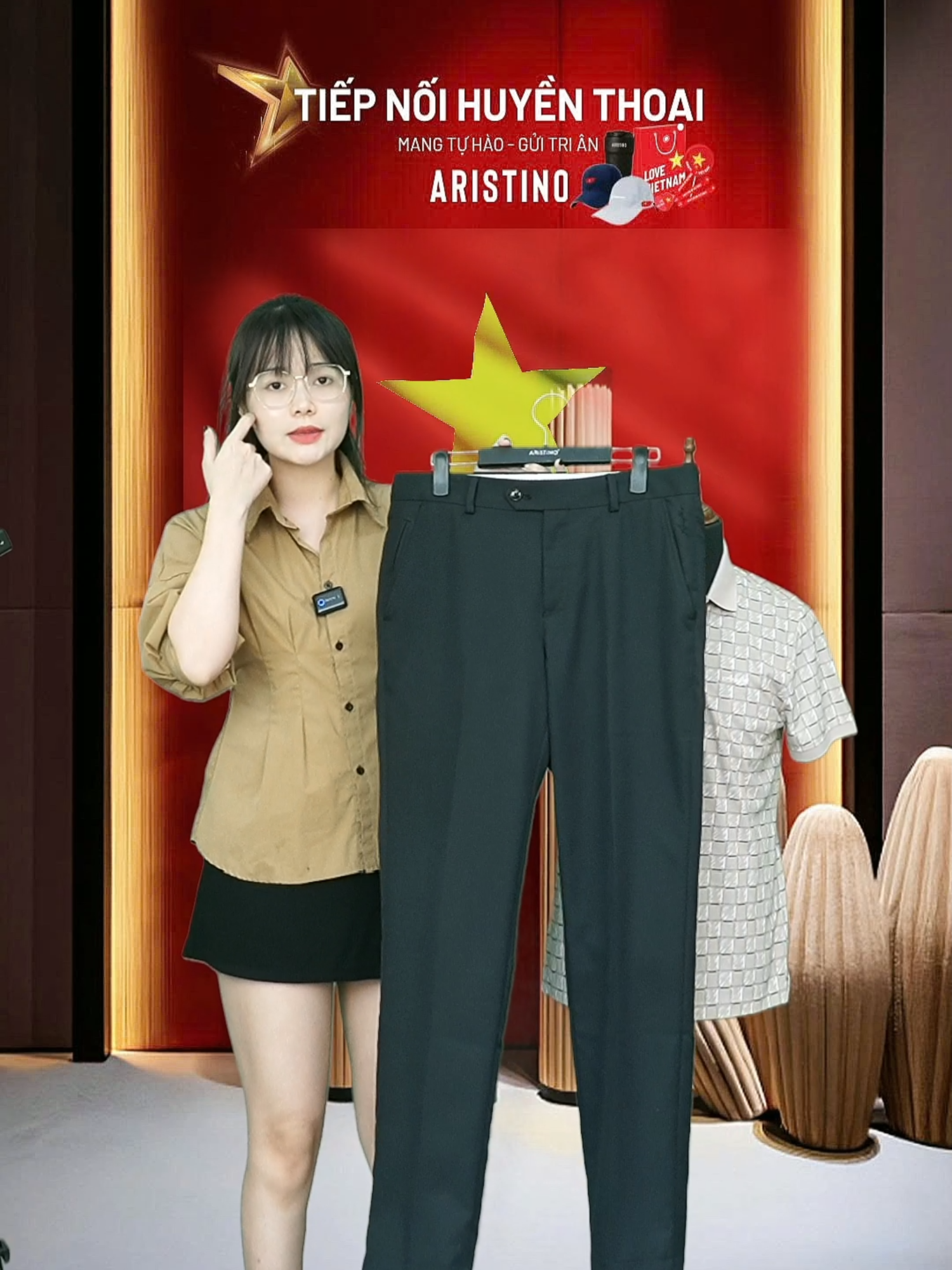 QUẦN ÂU ARISTINO - Quần âu phom Regular Fit suông nhẹ, phù hợp với mọi dáng người, đem lại vẻ ngoài tự tin và lịch lãm. Polyester cải tiến cho bề mặt vải bóng mịn, sắc nét, giữ phom tốt, hạn chế nhăn nhàu. #aristino #tiepnoihuyenthoai #thoitrangcaocap #phongcachdoanhnhan #huyenthoaitre #quanau