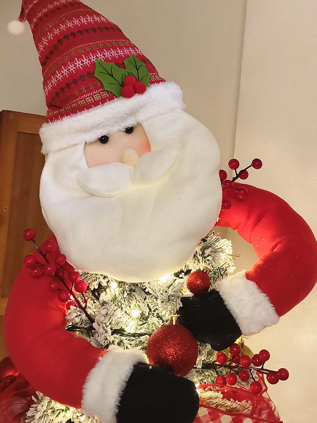 Replying to @kishryen0904 BUY HERE👉@Mommy Juvs 🌸 Super cute na Santa Topper na nakayakap sa christmas tree po 🎅🎄✨ Christmas tree santa topper Christmas tree Christmas lights Christmas decorations set Christmas song Christmas decoration #christmas #ChristmasDecor #Christmasligths #christmastiktok #christmas🎄