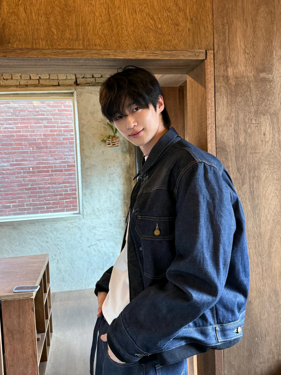 bisa-bisanya lebih tinggi dia daripada pintu 😅😭😭 tall man : my type 😻😝  #byeonwooseok  Preset @Yanzn`Template 