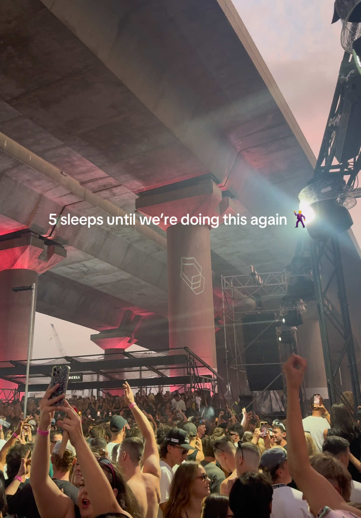 dancing under the bridge with your friends > 🥳🌉  @I N T E R C E L L  #intercell #novel 