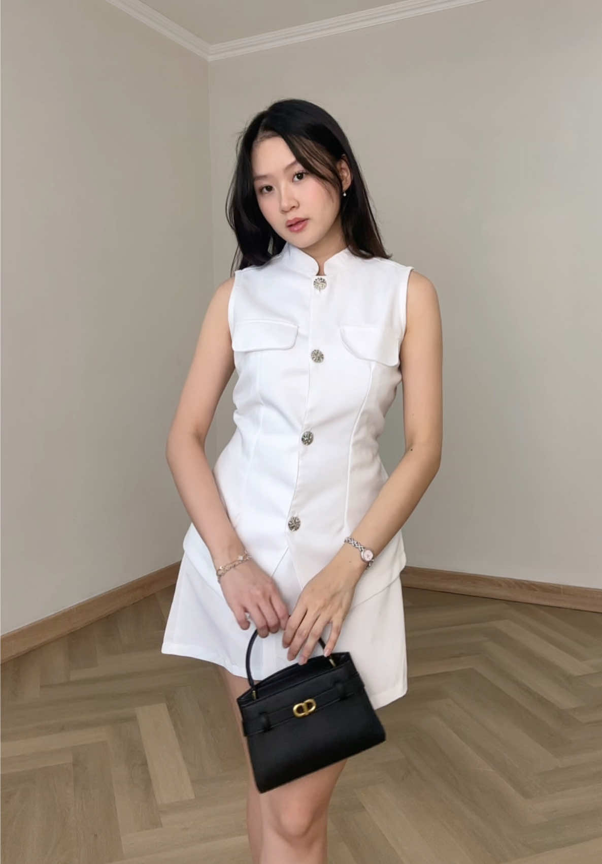 here’s a simple way to look elegant & chic at the same time 🤍 #eleganttop #chicoutfit #vestoutfit #vestwanita #outfitinspo 
