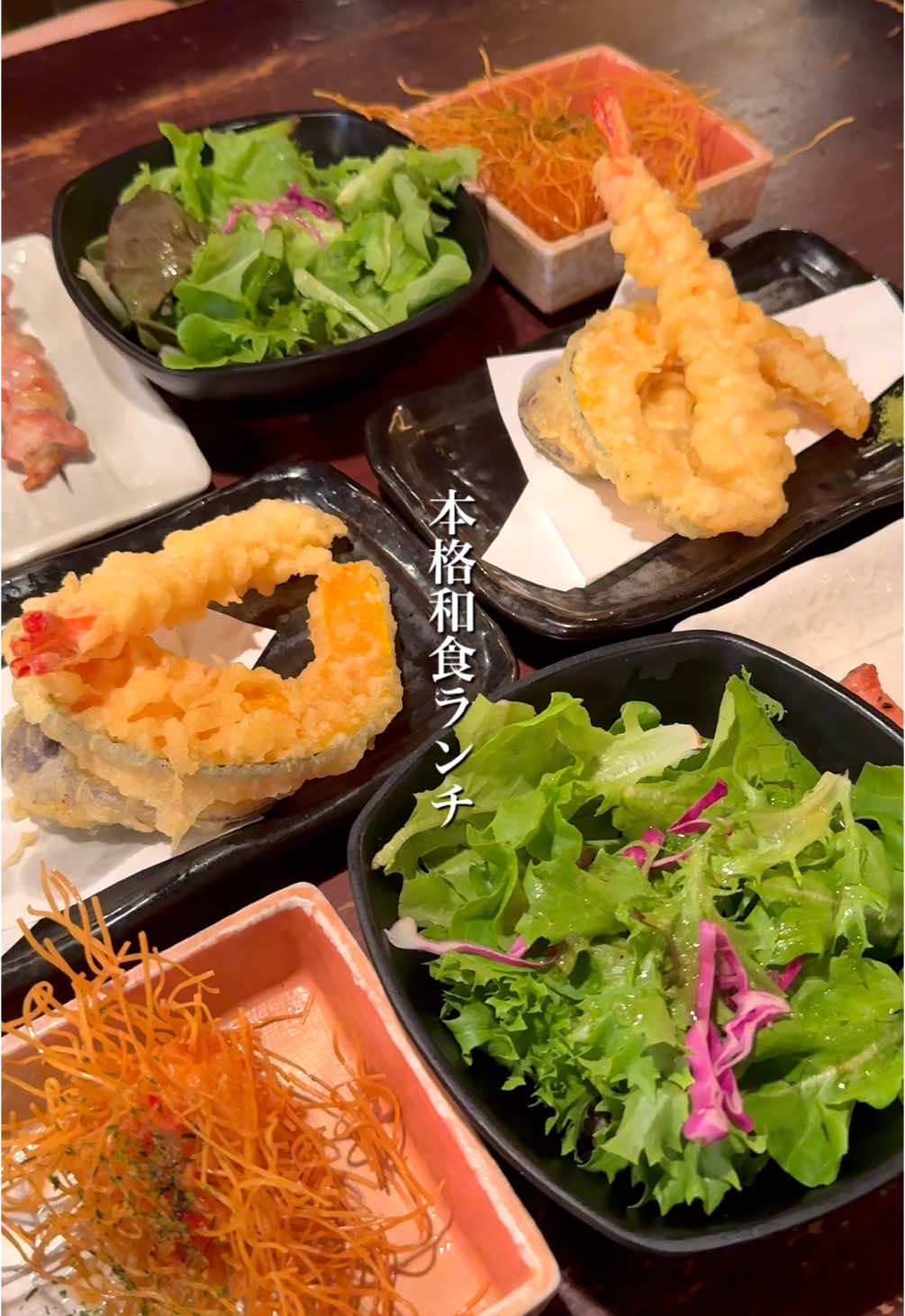 大統領や著名人も絶賛。あの有名映画のロケ地で食べる和食ランチ 武家屋敷のような壮大な和空間が魅力。 2002年に首相が大統領を招いた晩餐会の舞台となり、「映画のセットのようだ」と称賛され世界的に知られる名店。 以降、多くの著名人や観光客が訪れ、有名映画の着想源にもなりました。格式高い印象ながらランチは1,000円台からと手頃で、炭火串焼きや手打ち蕎麦など本格和食を堪能できる。 深夜3時半まで営業し、大人の夜遊びにも最適。 政府のおもてなしに選ばれる格式と手軽さのギャップが大きな魅力です。 《注意事項》 ・無料駐車場はありますが、台数に限りあり。 ・かなりの人気店なので団体のお客さんが多く、予約しないと入れない可能性も・・ 《今回注文したお料理》 ランチコース 2500円 《店名》権八 西麻布 《住所》東京都港区西麻布1-13-11  《最寄り駅》乃木坂駅から徒歩10分 《営業時間》11時30から3時30 《定休日》無休 《来店時間》火曜12時ごろ 《待ち時間》なし 《予約》可能 《駐車場》あり（飲食される方は無料） #東京グルメ #東京ランチ #麻布グルメ 