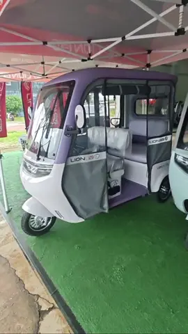 สุดล้ำ✨ 🚙LION-6720⚡ เข้าใหม่ดีไซน์ล้ำสมัย ที่สำคัญประหยัด ใช้งานง่าย ชาร์จไฟบ้าน มีลำโพงบลูทูธ+กล้องมองหลัง เบาะนิ่มนั่งสบายมาก โดยสาร 3 คนสบายมาก รับส่งลูกหลานไปโรงเรียนไม่เปียกฝนแน่นอน ✅🚙LNE-6720(ข้อมูล) ⚙️มอเตอร์ 1,500 วัตต์ ⚙️แบตเตอรี่ 60 โวลต์ 20 แอมป์ ⚙️ระยะการใช้งาน 40 กิโลต่อการชาร์จ ⚙️รับน้ำหนัก 350 กิโลกรัม ⚙️ความเร็วสูงสุด 40 กิโลต่อชั่วโมง ⚙️มาพร้อมกล้องมองหลังสะดวกสบาย ⚙️เกียร์ High/Slow ขึ้นเนินสูงหายห่วง --------------------------------- 💵จะสด 💳รูดบัตร 💰ผ่อนชำระ ก็มาดิค้าบบบบ ✅ศูนย์จำหน่ายรถไฟฟ้า พร้อมบริการครบวงจร! ซ่อม อะไหล่ บริการหลังการขาย 👉🏻 รถจักรยานไฟฟ้า 👉🏻 3ล้อไฟฟ้า 2 ล้อไฟฟ้า 👉🏻 มอเตอร์ไซค์ไฟฟ้า ✅จดทะเบียนได้ 💰ผ่อนชำระได้ ออกรถง่ายสุดๆ ✅“Live Electric Life”  ตอบโจทย์ทุกไลฟ์สไตล์ของคุณ 🎯ศูนย์จำหน่ายรถไฟฟ้า พร้อมบริการครบวงจร! ซ่อม อะไหล่ บริการหลังการขาย ✅ รถของเล่นเด็กไฟฟ้า  ✅ รถจักรยานไฟฟ้าสองล้อ ✅ สามล้อไฟฟ้า  สามล้อไฟฟ้ามีหลังคา ✅ มอเตอร์ไซค์ไฟฟ้า**จดทะเบียนได้ **🛵🛵 🎯ทดลองขับได้ที่ Sky motorbike ทุกสาขาทั่วประเทศ 🎯มีศูนย์บริการมากกว่า 30 สาขาทั่วประเทศ 🎁มีการรับประกันสินค้าชัดเจน 💡รับประกันแบตเตอรี่ 💡รับประกันระบบไฟ้ฟ้า 💡รับประกันมอเตอร์ SKY MOTORBIKE จันทบุรี ศูนย์จำหน่ายรถไฟฟ้าทุกชนิดแห่งเดียวในจันทบุรี ที่มีให้เลือกมากที่สุด พร้อมบริการครบวงจร! ซ่อม อะไหล่ บริการหลังการขายอย่างมืออาชีพ 👉🏻 รถจักรยานไฟฟ้า  👉🏻 สามล้อไฟฟ้า 👉🏻 มอเตอร์ไซค์ไฟฟ้า ✅จดทะเบียนได้   💰ผ่อนชำระได้ ออกรถง่ายสุดๆ 🌱🛵📱📢💸 . 🚩ออกรถกับสกายมอเตอร์ไบค์ดียังไง ❓ ✅ คัดสินค้าคุณภาพดี ตรวจสอบทุกคันก่อนส่งมอบ 🔍🛵 ✅ บริการให้คำแนะนำการใช้งานจากผู้เชี่ยวชาญ 📱👨🏻‍🔧 ✅ ราคาคุ้มค่า 🤑💵 ✅ ประกันโรงงาน มีบริการหลังการขาย 🛡️⛑️ ✅ มีอะไหล่ให้บริการครบครัน 🛠️⚙️ ✅ ผ่อนสบายไม่ต้องใช้บัตรเครดิต ❌💳 SKY MOTORBIKE จันทบุรี ตั้งอยู่ที่เส้นพระยาตัง ตรงข้ามกับโรงแรมบลิคโฮเทล ร้านจะอยู่ติดกับร้านน้ำพริกข้าวสวย 📍https://maps.app.goo.gl/MXndRMu1fvkRAyD49   ⏰  เปิดทุกวัน : 09.00-18.00 น. 📱 โทร : 0996244934 Facebook : https://www.facebook.com/smbchanthaburi. #สกายมอเตอร์ไบค์  #skymotorbike #จันทบุรี  #เมืองจันทร์ #CapCut 