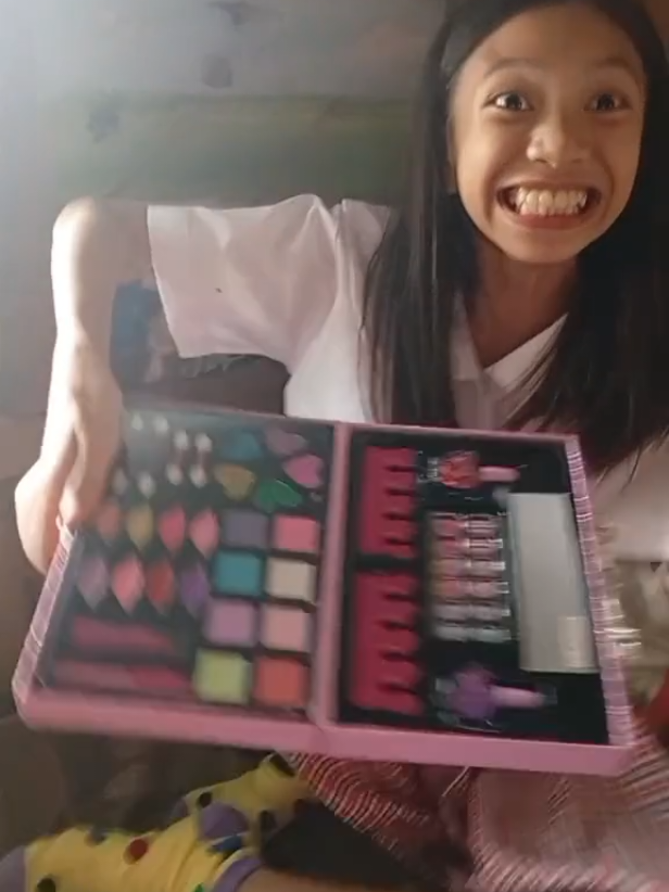 unboxing with me🤣🫰my second makeup thank you so much mama🫶papa🫰