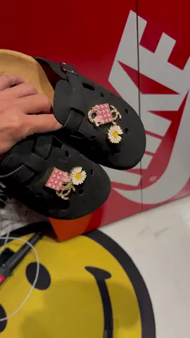 Para sa ea nyo par#womensclogs #clogs 
