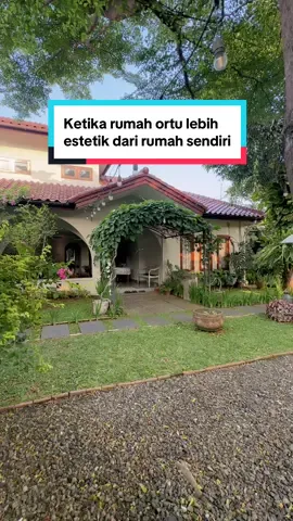 Ketika rumah ortu lebih estetik dari rumahku sendiri😂 Rumahnya luas, tamannya rapi, furniture sama dekorasinya matching, dan pastinya WANGIII🫶🏼 Pewangi ruangannya pake @homeofhumans.id yg terbaru ‘A Much Lively Living Room’.  Ini wanginya enaaak bgt kayak di rumah2 org kaya, ada aroma2 alam dan floralnya tapi tetep seger mewah, Nagita Slavina aja pake😂 @Home of Humans #rumahps #homeofhumans