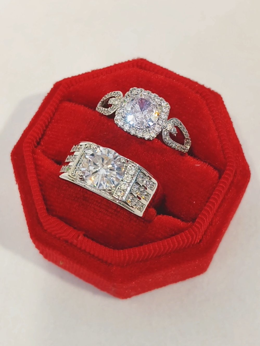 Beautiful Mustika Series couple rings ❤️ elokk sangat buat cincin nikah ni. Material stainless steel, Sadur Perak. Size adjustable, Nak buat surprise pun ok. #anniversarygift #beautifuljewellery #couplering #adjustablerings #cincinkahwinmurah 