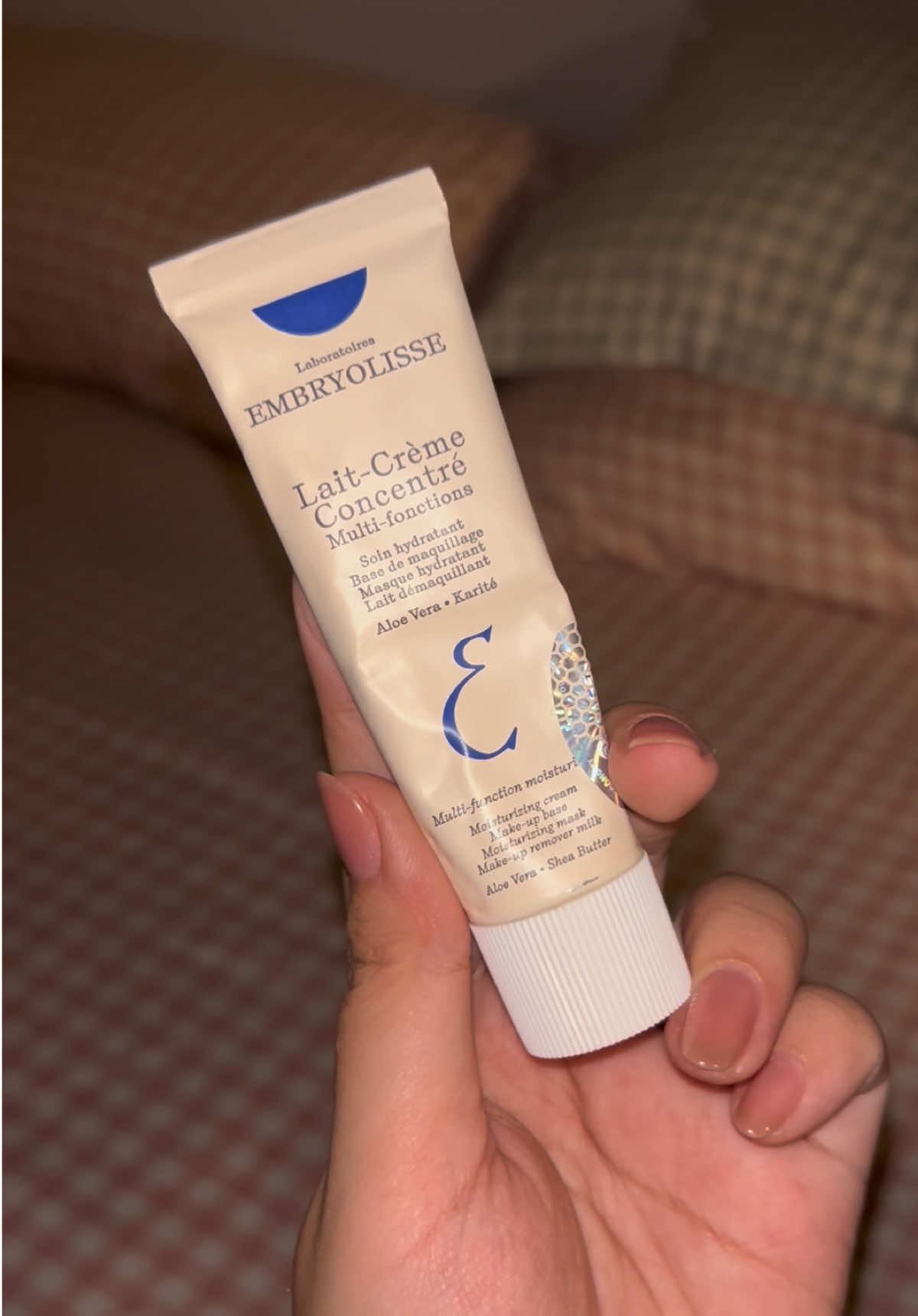 Kem Embryolisse Lait-Crème Concentré là một trong những sản phẩm dưỡng ẩm nổi tiếng của Pháp, thường được gọi là “kem dưỡng quốc dân” vì độ đa năng. ✨ Thông tin cơ bản: Xuất xứ: Pháp Thương hiệu: Embryolisse Dung tích phổ biến: 30ml, 75ml Kết cấu: Kem đặc nhưng thấm nhanh, không nhờn rít 💡 Công dụng chính: Dưỡng ẩm cho da, giúp da mềm mịn và khỏe hơn. Có thể dùng làm kem lót trước makeup (được nhiều chuyên gia trang điểm ưa chuộng). Làm mặt nạ dưỡng da cấp ẩm nhanh. Một số người còn dùng thay kem tẩy trang dịu nhẹ cho lớp makeup mỏng. 🌸 Thành phần nổi bật: Shea Butter: nuôi dưỡng, làm mềm da. Aloe Vera: làm dịu, cấp ẩm. Soy Proteins: tăng độ đàn hồi da. Không chứa paraben, hương thơm nhẹ. 👉 Phù hợp: da thường, da khô, da nhạy cảm. Da dầu vẫn dùng được nhưng nên bôi ít để tránh bí da.#embryolisse #kemduong #tiktok #xh #viral 