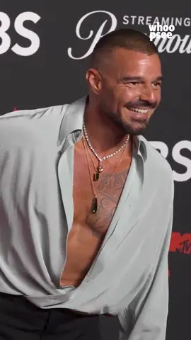 Vincitore del #LatinIconAward ai #VMAs #RickyMartin sceglie una camicia azzurra lasciata aperta [📹 BACKGRID] 