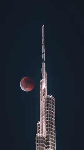 Where architectural wonder meets cosmic beauty: the blood moon behind Burj Khalifa last night. @Ramidibo  ‎في مشهد يمزج الإبداع العمراني بجمال الكون، القمر الدموي يطل خلف برج خليفة ليلة أمس. #Emaar #Fyp #BurjKhalifa #إعمار #برج_خليفة 