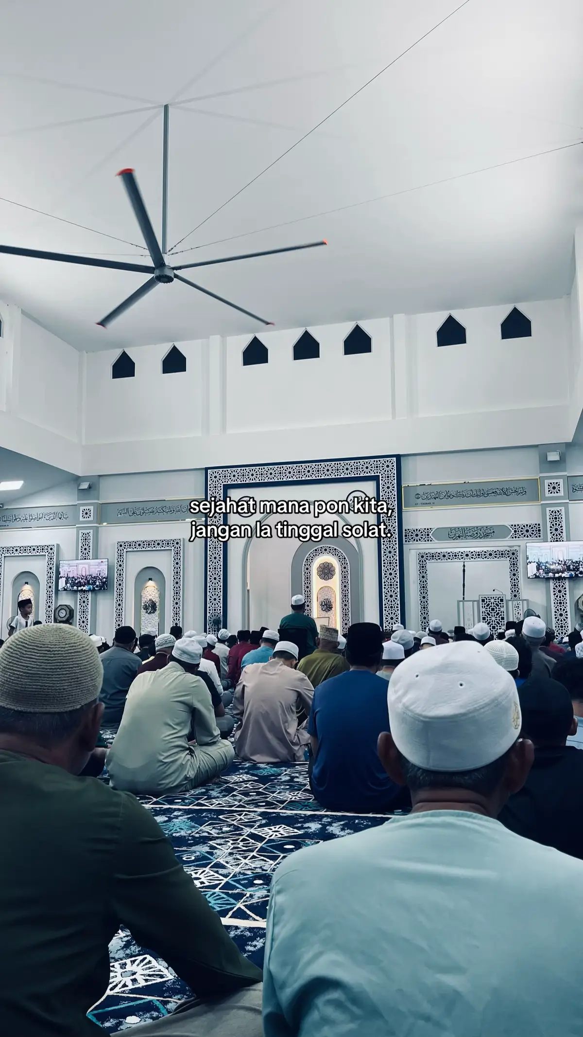 solat la, allah sentiasa tunggu hambanya untuk pulang☺️