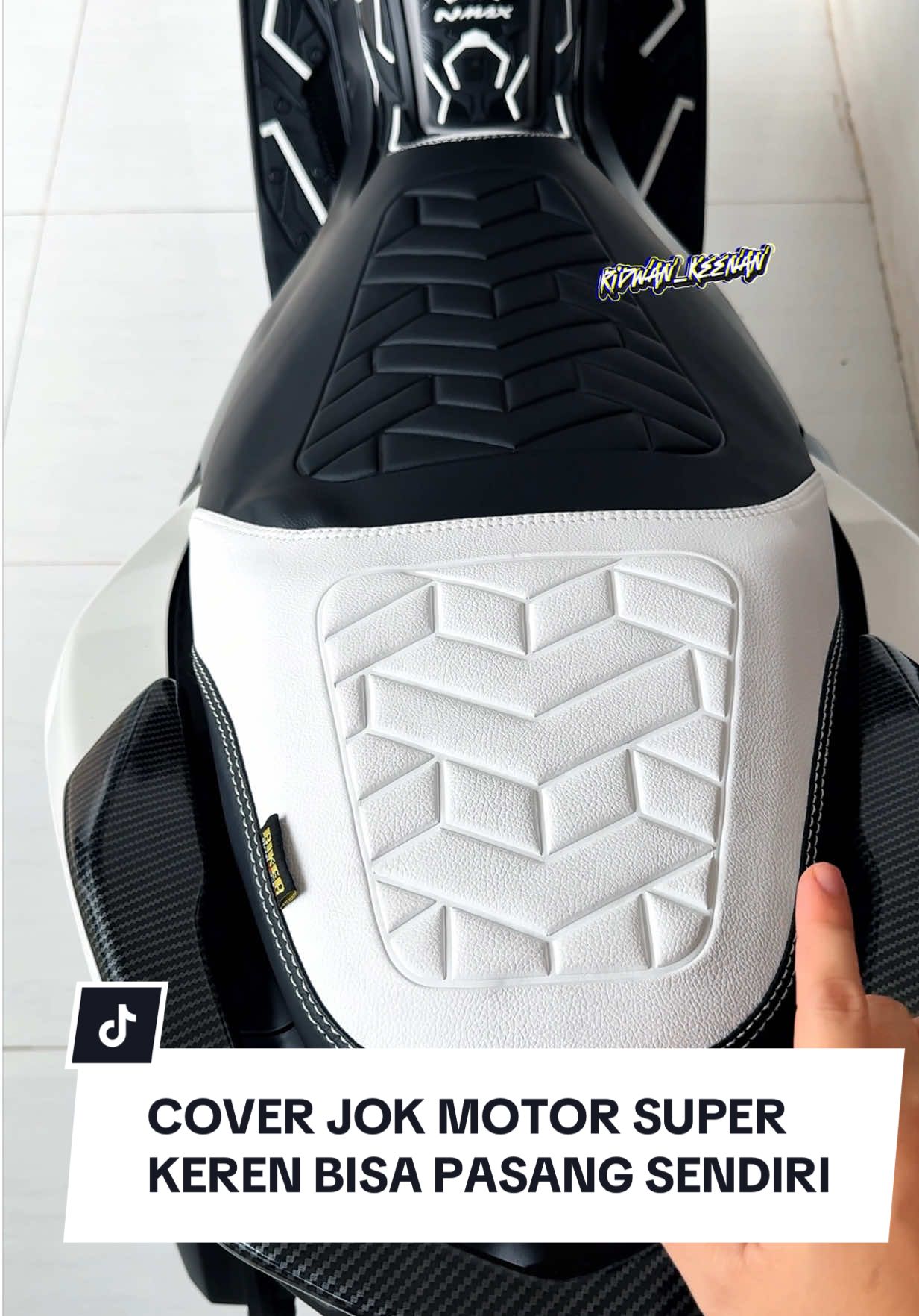 Cover jok motor atau sarung jok motor yang bisa dipasang sendiri tanpa harus ke tukang jok lagi dan tanpa perlu ngelepas kulit jok bawaannya. Cover jok motor keren ini ada untuk semua jenis motor, misalnya Nmax, PCX, Vario, Aerox, Beat, Scoopy dan motor lainnya ada semua #coverjokmotor #sarungjokmotor #aksesorismotor #PromoGuncang99 #ModalKontenDoang 