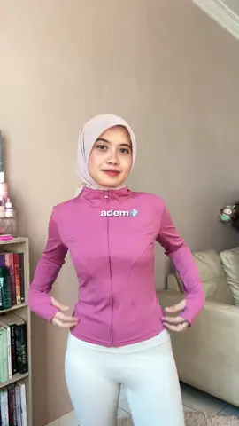 outfit olahraga pink yang cocok bgtt kalo dipake pilates💗🥰 #jaketolahraga #jaketolahragawanita #outfitolahraga @Reytorrm 