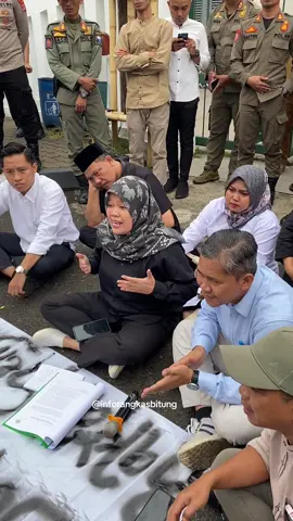 Massa demo menyampaikan aspirasi langsung kepada Ketua DPRD Lebak di halaman kantor DPRD, Senin (8/9/2025). Dalam kesempatan itu sejumlah tuntutan disampaikan oleh massa mulai dari tambang ilegal hingga permaslaahan ekonomi dan pendidikan di Lebak. #inforangkasbitung 