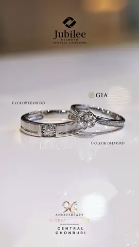 𝐉𝐔𝐁𝐈𝐋𝐄𝐄 𝐃𝐈𝐀𝐌𝐎𝐍𝐃 𝐂𝐎𝐔𝐏𝐋𝐄 𝐑𝐈𝐍𝐆𝐒 แหวนแต่งงาน 𝐓𝐡𝐞 𝐄𝐱𝐜𝐞𝐥𝐥𝐞𝐧𝐜𝐞 𝐂𝐨𝐥𝐥𝐞𝐜𝐭𝐢𝐨𝐧 พร้อมใบเซอร์ระดับโลก 𝐆𝐈𝐀/𝐇𝐑𝐃 แหวนคู่ ที่ถูกออกแบบมาเพื่อคู่รักที่ต้องการแสดงถึงความรักที่ทั้งสง่างามและมั่นคง ซึ่งเป็นการผสมผสานที่สมบูรณ์แบบระหว่างความเรียบหรูและความงามที่ยั่งยืน ช่วยสร้างสัญลักษณ์ของความรักที่ไม่มีที่สิ้นสุด ทั้งสองแหวนเป็นตัวแทนของความภักดีและการผูกพันที่ไม่เคยหมดสิ้น  • ร่วมเฉลิมฉลองครบรอบ 𝐀𝐧𝐧𝐢𝐯𝐞𝐫𝐬𝐚𝐫𝐲 𝟗𝟔 ปี กับ ยูบิลลี่ ไดมอนด์ ด้วยข้อเสนอที่ดีที่สุดแห่งปี เครื่องประดับเพชรชิ้นงามหลากดีไซน์ และ พบเครื่องประดับเพชรที่ให้คุณเป็นเจ้าของ ตลอดระยะเวลา 𝟗𝟔 ปี แห่งความภาคภูมิใจ ของ 𝐉𝐮𝐛𝐢𝐥𝐞𝐞 𝐃𝐢𝐚𝐦𝐨𝐧𝐝 นอกเหนือจากการรังสรรค์ เครื่องประดับอันล้ำค่าเท่านั้น แต่ยังได้หล่อหลอมจิตวิญญาณแห่งความหรูหราและนวัตกรรมไว้ในวงการอัญมณีชั้นสูงของไทยอย่างงดงาม • ✨ ค้นพบความเปล่งประกายที่ถ่ายทอดความเป็นคุณก่อนใครได้ที่ : 𝗝𝘂𝗯𝗶𝗹𝗲𝗲 𝗗𝗶𝗮𝗺𝗼𝗻𝗱 #เซ็นทรัลชลบุรี 𝗣𝗭  ( โซนชั้น 𝗚  บริเวณร้านทอง ) 📞 โทรสอบถาม | นัดรับบริการล่วงหน้าเพิ่มเติมได้ : 𝟬𝟴𝟯-𝟴𝟰𝟮𝟴𝟲𝟳𝟱 📅 เปิดทุกวัน ตั้งแต่ เวลา 𝟭𝟭:𝟬𝟬 - 𝟮𝟬:𝟯𝟬 น. • #jubileediamond #JubileeDiamondCentralChonburi #แหวนคู่รัก  #WeddingRing 