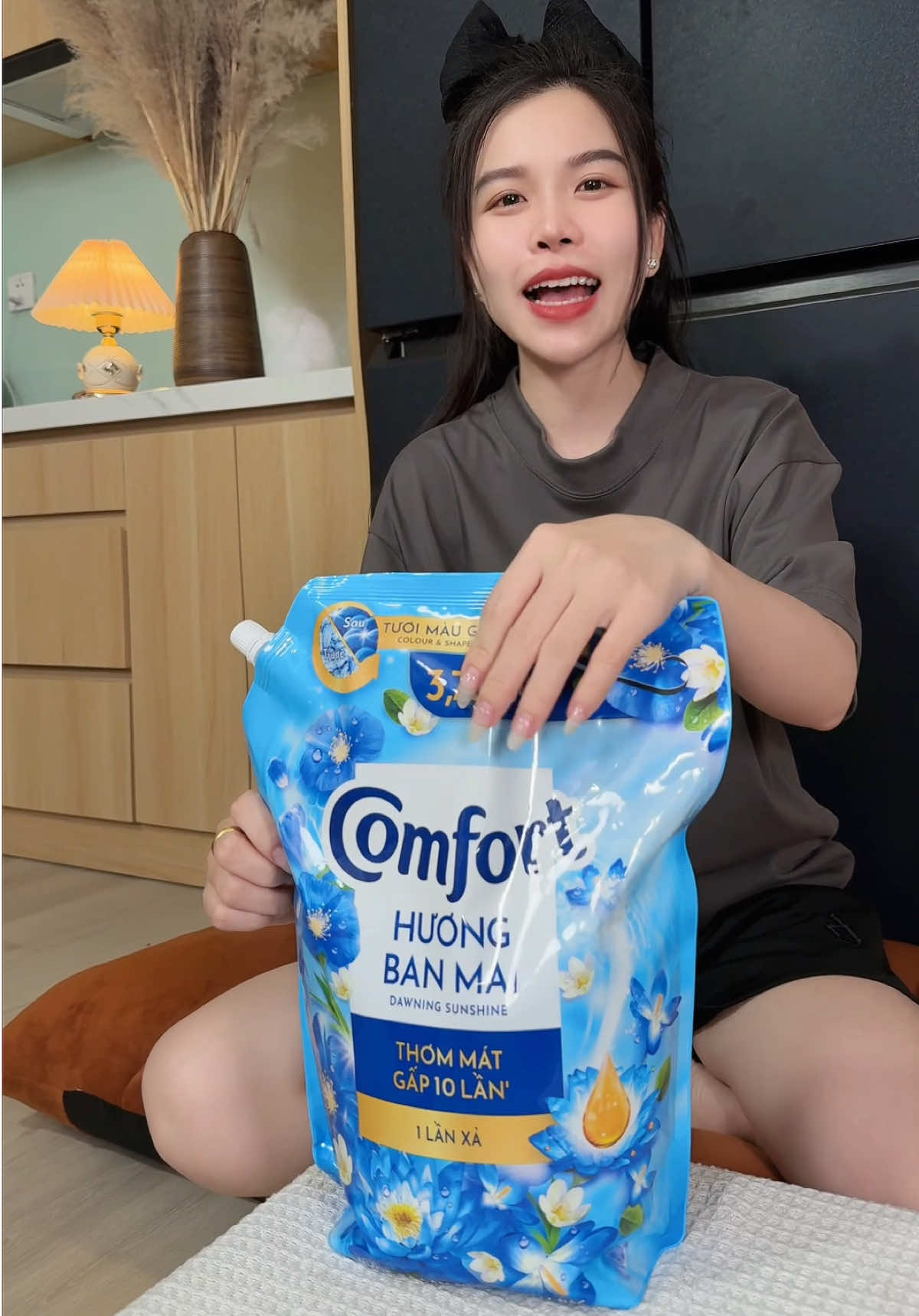 Nước xã quần áo Comfort lưu hương ban mai dịu nhẹ 3kg7 giá đang ưu đãi nè mấy bà. #nuocxavai #nuocxavaicomfort #nuocxa #Lylunglinh9495 