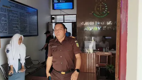 Dua orang kami tetapkan sebagai tersangka, yaitu pejabat yang menandatangani proses pencairan anggaran. Mereka tahu dokumen yang diajukan fiktif, namun tetap menandatangani, sehingga anggaran bisa dicairkan secara melawan hukum,” tegas Kajari. #korupsi#nabire_tiktok_comunity #viraltiktok #dprknabire #papuatengah🔥💪 
