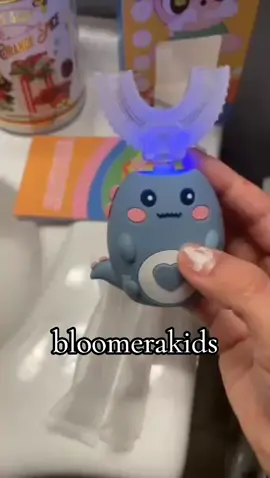 צחצוח שיניים הופך למשחק מהנה 🤩🦷 מברשת סיליקון חכמה לילדים 💙 הופכת את ההרגל לחוויה! קטנה – אבל שומרת על החיוך הגדול 🌟 #ילדים #אמהות #קניות #מברשתשיניים #הורות 