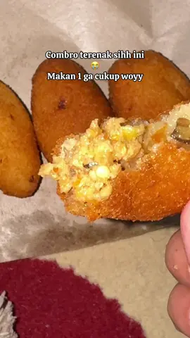 Ini adalah combro terenak siihh 😭😭 Garing, pas digigit langsung ketemu isinyaa, jadi ga berasa makan singkong goreng. #fyp #kotabumilampungutara #combro #gorengan 