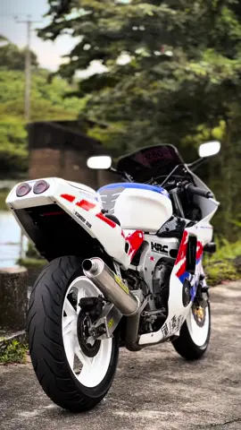 ඕක තමා පස්නේ..🤌🦦#UT #0891 #cbr250rr #cbrgullarm250❤️ #tiktoksrilanka🇱🇰 #100kviews #CapCut #srilanka #foryou #trending #trendingvideo #fypツ #srilankan_tik_tok🇱🇰 