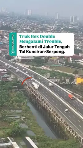 Truk box double terlihat mengalami masalah di Jalur Tengah Tol Kunciran-Serpong/Tol Lkr. Luar Jkt 2 (Tepatnya di Paku Jaya, Serpong Utara), pada sore ini, Senin (8/9). Sampai saat ini belum terlihat adanya bantuan yang datang, untuk pengendara yang melitas di Tol tersebut agar mengurangi kecepatan dan selalu berhati-hati yak sobat Tangsel! . #mediatangselinfo #tangselinfo #tolkunciranserpong 