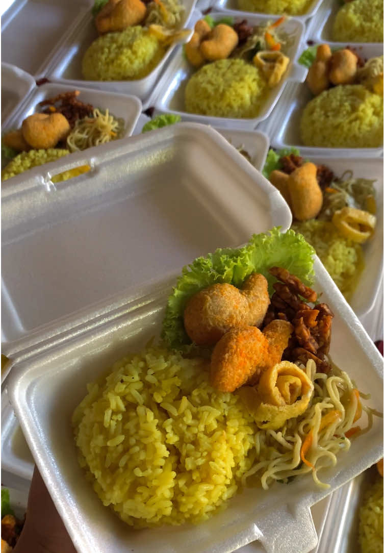 Nasi Kuning paket hemat 7rb an😍#nasikuning #nasikuningviral #nasibox #nasiboxmurah #nasikotak #nasikotakmurah #naskot #naskotmurah #catering #cateringmurah #bisniskuliner #bisniskulinerkekinian #fyp #kediri24jam 