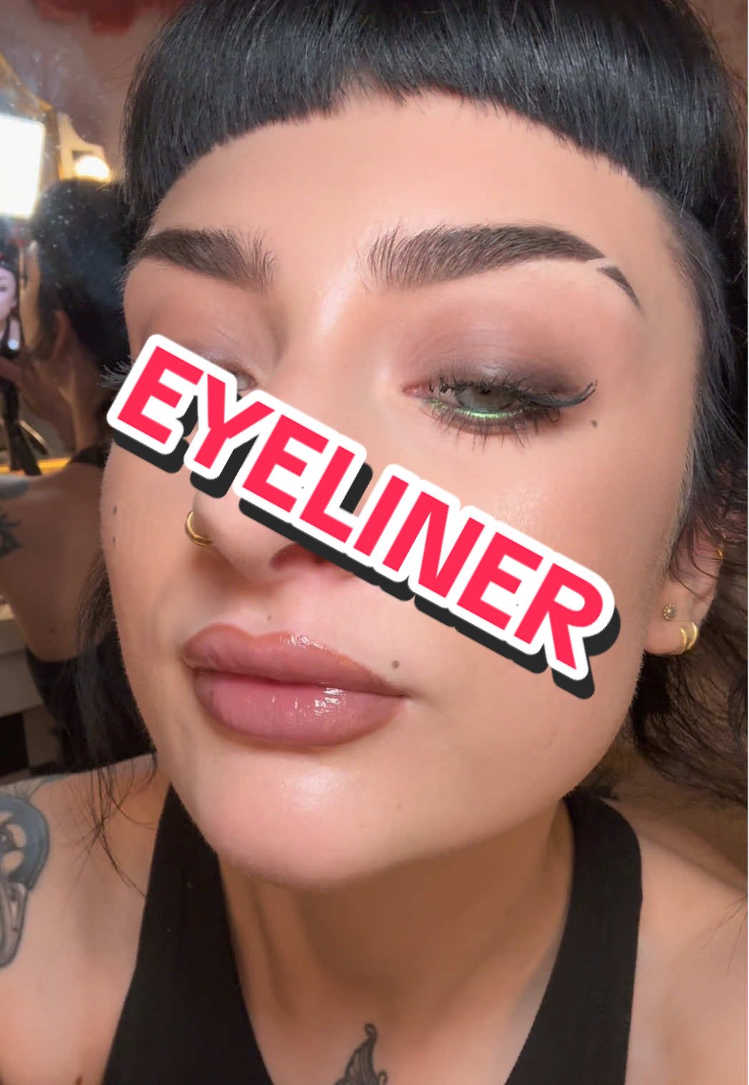 The coolest eyeliner @Kaleidos Makeup 💚💙💚   #eyepencil #duochromeyeshadow #fyp #creatorsearchinsights #duochromemakeup 