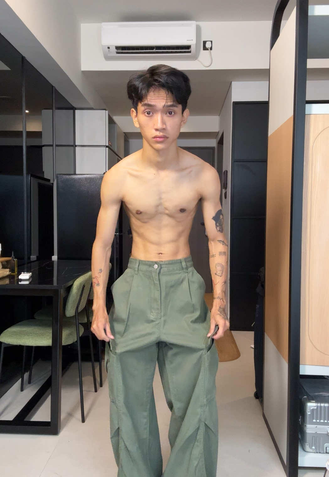 Celana Kargo Korean Style yang wajib kalian punya. . . #cargopants #outfitideas #ootdcowok #celanabaggy #baggypants 