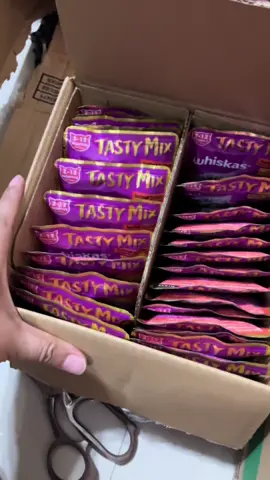 every furmom’s happiness 💖😻 #catsoftiktok #whiskas #kitten #cats #foodhaul 