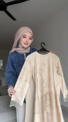 Cendana Kebarung Lace in Cream —> @asikinahmadhq @asikinahmadcom 🌼🤍 #manisbersamaasikinahmad #bajuraya #bajurayacream #outfitideas #ootdhijab 
